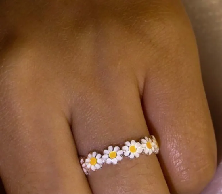 Dreamy Daisy Wreath Ring