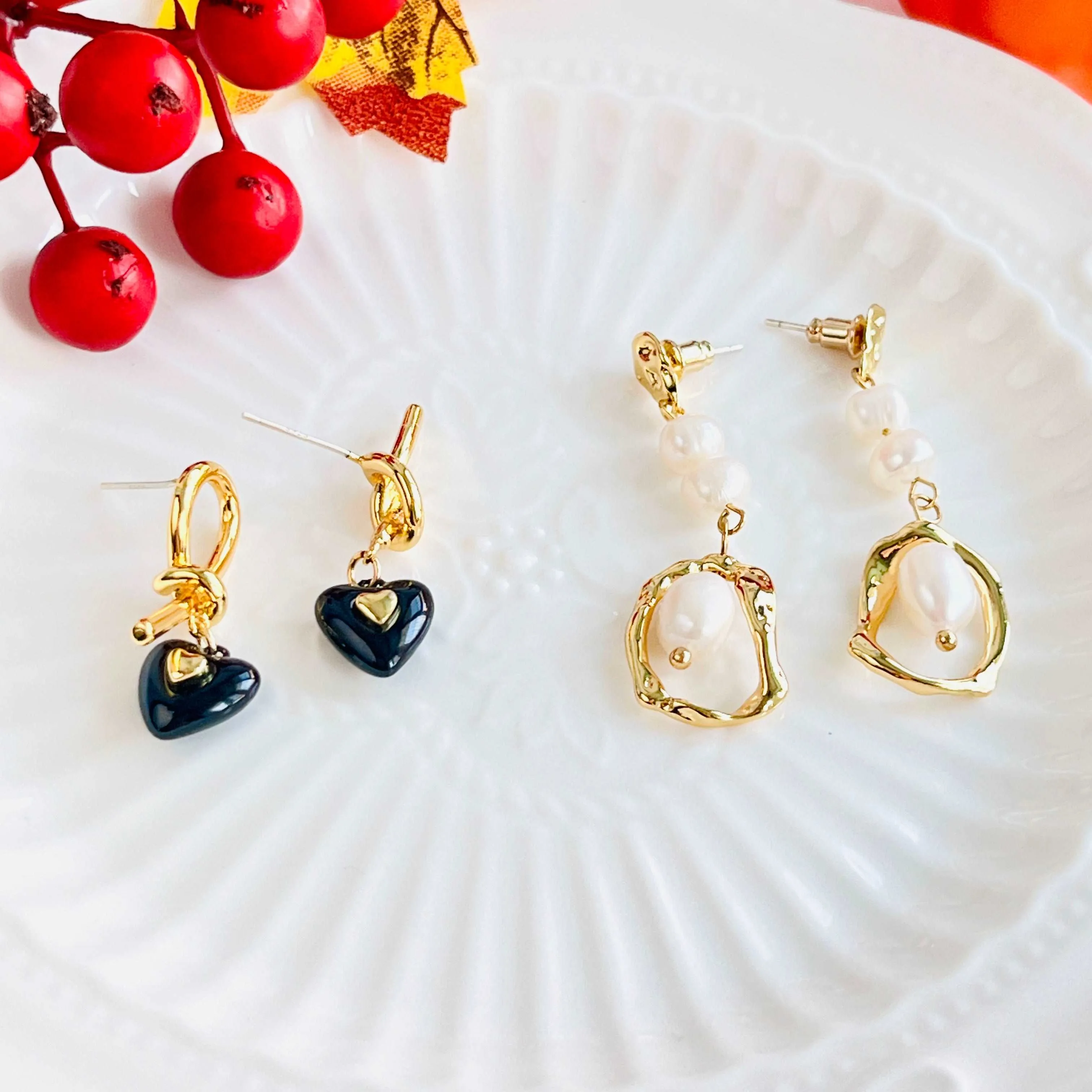Elegant Black Heart Earrings